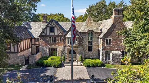 23 Carrswold Dr, Clayton, MO 63105