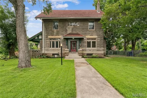 5922 Oakherst Pl, Saint Louis, MO 63112