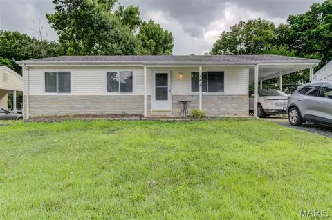 1742 Rose Crest Dr, Hazelwood, MO 63042