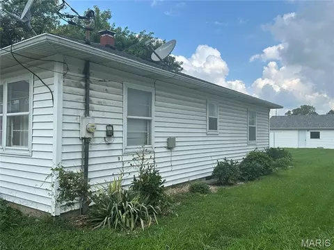 Exterior - 105 E Main St, Steeleville, IL 62288 photo 1 of 2