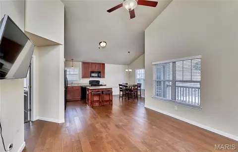 Living - 532 Bramblett Hls, O'fallon, MO 63366 photo 2 of 8