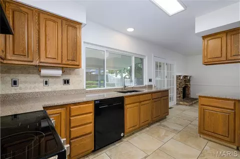 Kitchen - 830 Westrun Dr, Ballwin, MO 63021 photo 3 of 4