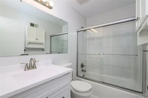 Bath - 830 Westrun Dr, Ballwin, MO 63021 photo 1 of 5