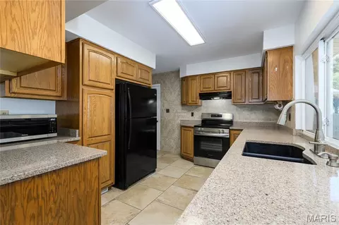 Kitchen - 830 Westrun Dr, Ballwin, MO 63021 photo 2 of 4
