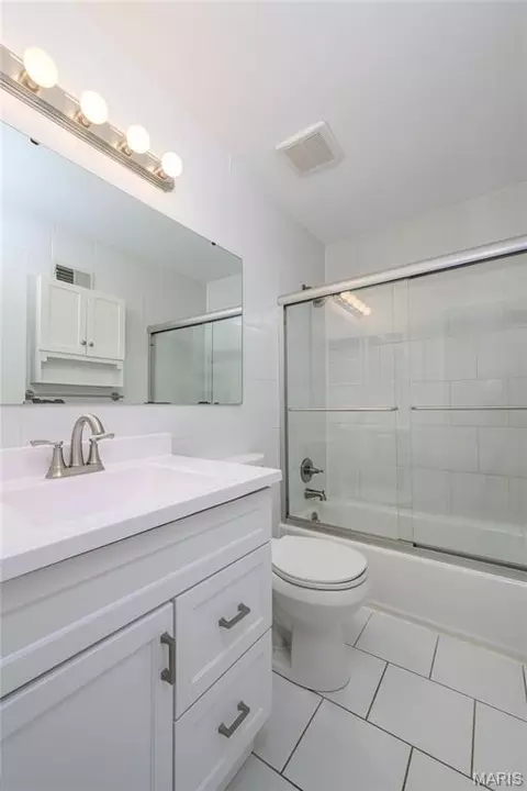 Bath - 830 Westrun Dr, Ballwin, MO 63021 photo 2 of 5