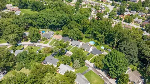 7133 Circleview Dr, Affton, MO 63123 photo 2