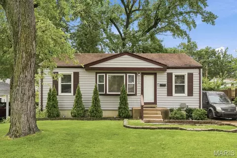 110 Saint Madeleine Ln, Florissant, MO 63031