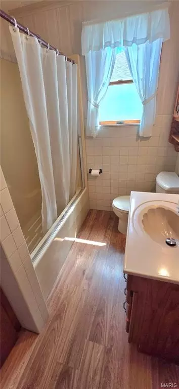 Bath - 2432 State St, Chester, IL 62233 photo 1 of 2