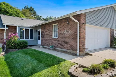 1637 Rosewall Dr #B, Saint Charles, MO 63303