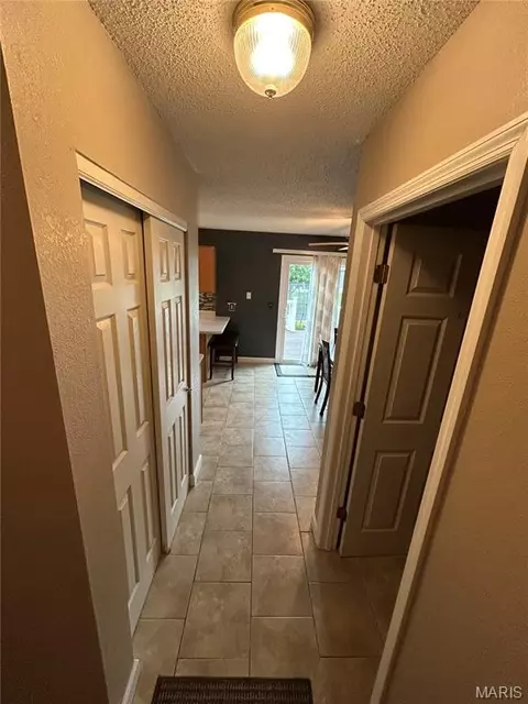 Entry Way - 1908 Mid Summer Dr, Imperial, MO 63052 photo 4 of 5