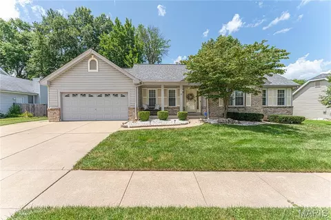25 Beaujolais Dr, Florissant, MO 63031