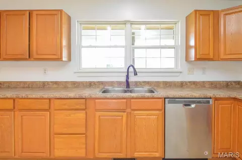 Kitchen - 1031 Franklin Ct, Sullivan, MO 63080 photo 2 of 2