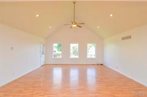 Living - 1031 Franklin Ct, Sullivan, MO 63080 photo 2 of 3