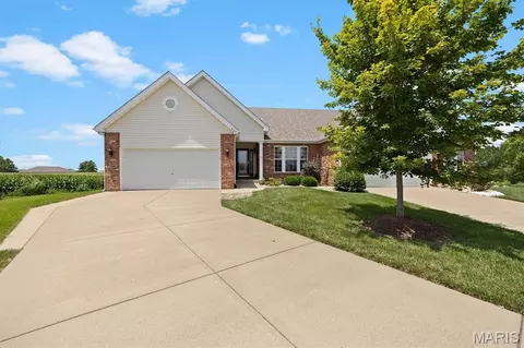 601 Ember Crest Dr, Fairview Heights, IL 62208