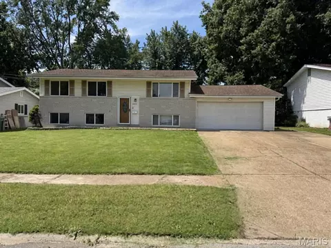 1860 Bobbinray Ave, Florissant, MO 63031