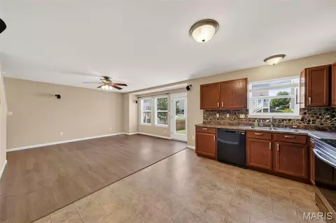 Living - 607 Spring Mnr, O'fallon, MO 63368 photo 3 of 4