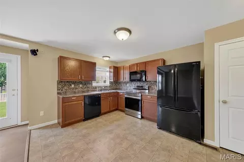 Kitchen - 607 Spring Mnr, O'fallon, MO 63368 photo 2 of 2