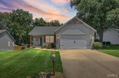 110 Bayfield Dr, Glen Carbon, IL 62034