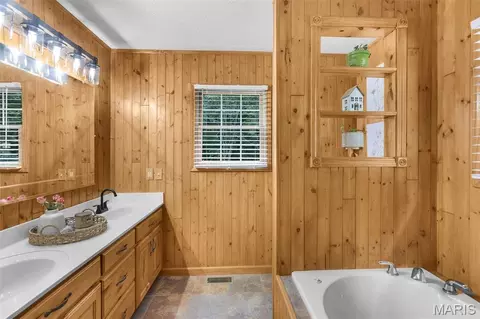 Bath - 662 Carolina Pl, Jackson, MO 63755 photo 1 of 7