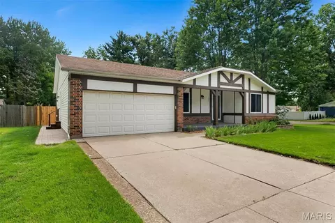1060 Timberwood Trails Dr, Florissant, MO 63031