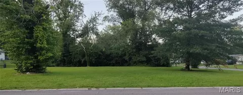 1431 Columbus Dr, Saint Louis, MO 63138