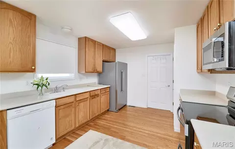 Kitchen - 556 Boulder River Dr, O'fallon, MO 63368 photo 3 of 4