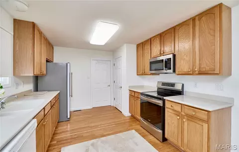 Kitchen - 556 Boulder River Dr, O'fallon, MO 63368 photo 2 of 4