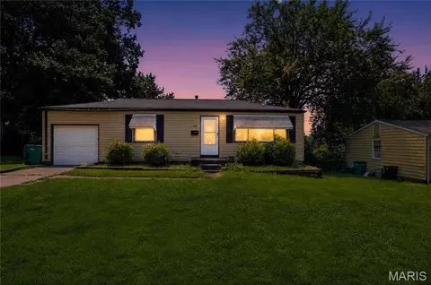 636 Science Hill Dr, Saint Louis, MO 63137