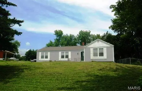 26 Capitol Hill Dr, Saint Louis, MO 63136