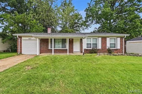 1307 Claudine Dr, Saint Louis, MO 63138