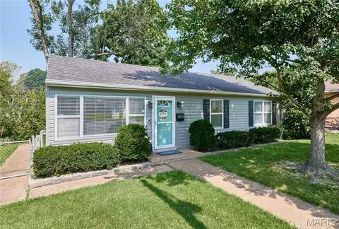 1375 Mobile Ct, Saint Louis, MO 63139