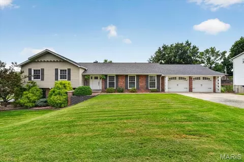 20 Shawnee Dr, Saint Charles, MO 63301