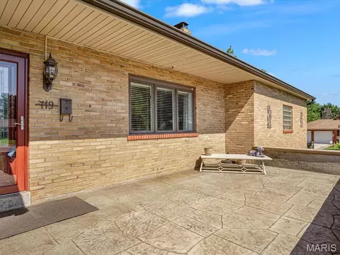 Exterior - 719 Waterloo Dr, Waterloo, IL 62298 photo 3 of 7