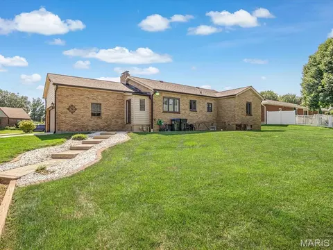 Exterior - 719 Waterloo Dr, Waterloo, IL 62298 photo 7 of 7