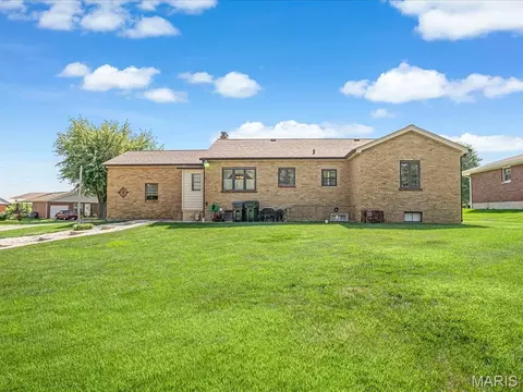 Exterior - 719 Waterloo Dr, Waterloo, IL 62298 photo 4 of 7