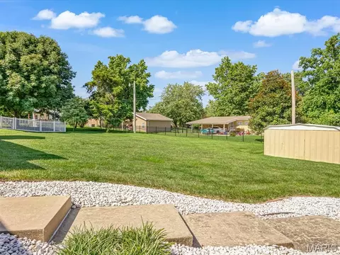 Exterior - 719 Waterloo Dr, Waterloo, IL 62298 photo 6 of 7