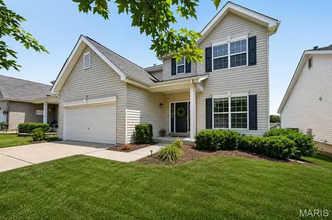 302 Pecan Bluffs Dr, Wentzville, MO 63385