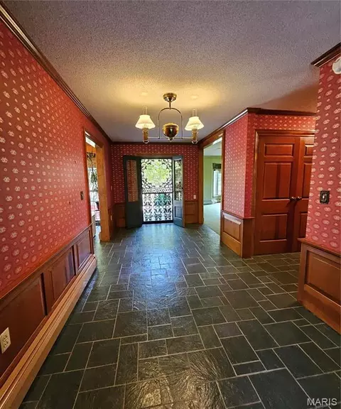 Entry Way - 1 Meadowbrook Hts, Hannibal, MO 63401 photo 1 of 3
