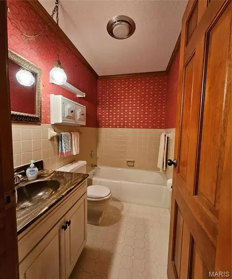 Bath - 1 Meadowbrook Hts, Hannibal, MO 63401 photo 1 of 3