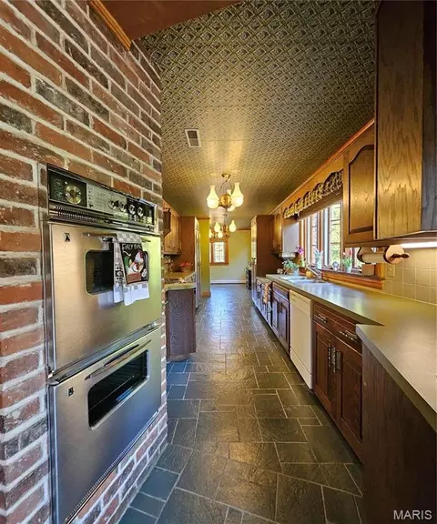 Kitchen - 1 Meadowbrook Hts, Hannibal, MO 63401 photo 2 of 4