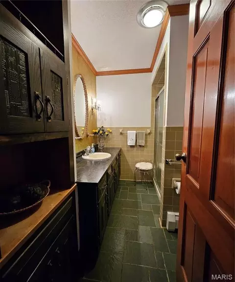 Bath - 1 Meadowbrook Hts, Hannibal, MO 63401 photo 2 of 3