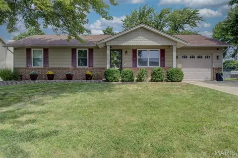 4 Vanguard Dr, Saint Peters, MO 63376