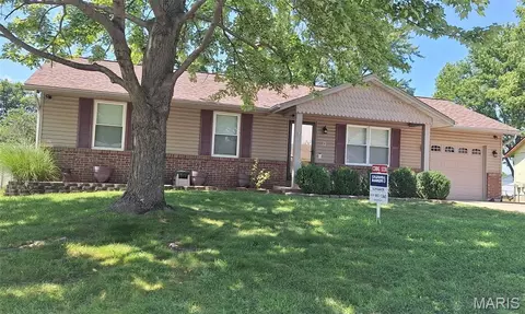 4 Vanguard Dr, Saint Peters, MO 63376
