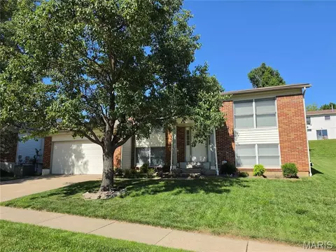 12137 Glenpark Dr, Maryland Heights, MO 63043