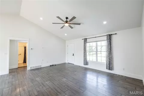 Living - 181 Glen Dr, Jackson, MO 63755 photo 2 of 4