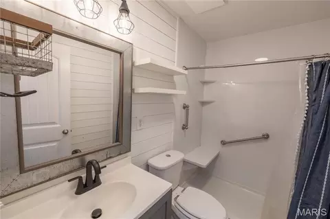 Bath - 181 Glen Dr, Jackson, MO 63755 photo 2 of 7