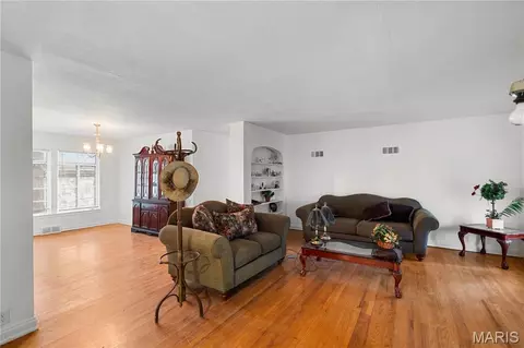 Living - 110 E Main St, Hayti, MO 63851 photo 2 of 5