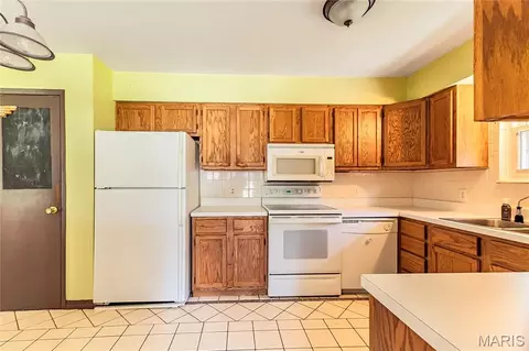 Kitchen - 71 Shady Oaks Dr, Eureka, MO 63025 photo 4 of 5