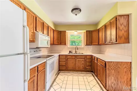 Kitchen - 71 Shady Oaks Dr, Eureka, MO 63025 photo 3 of 5