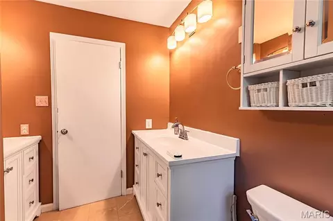 Bath - 71 Shady Oaks Dr, Eureka, MO 63025 photo 2 of 3